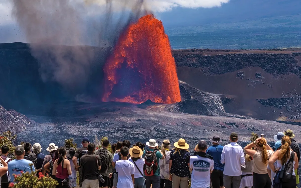 960-HAVO_20250611_Visitors-watch-episode-25-from-the-Keanakakoi-side-of-the-caldera_J-fotor-20250731204932