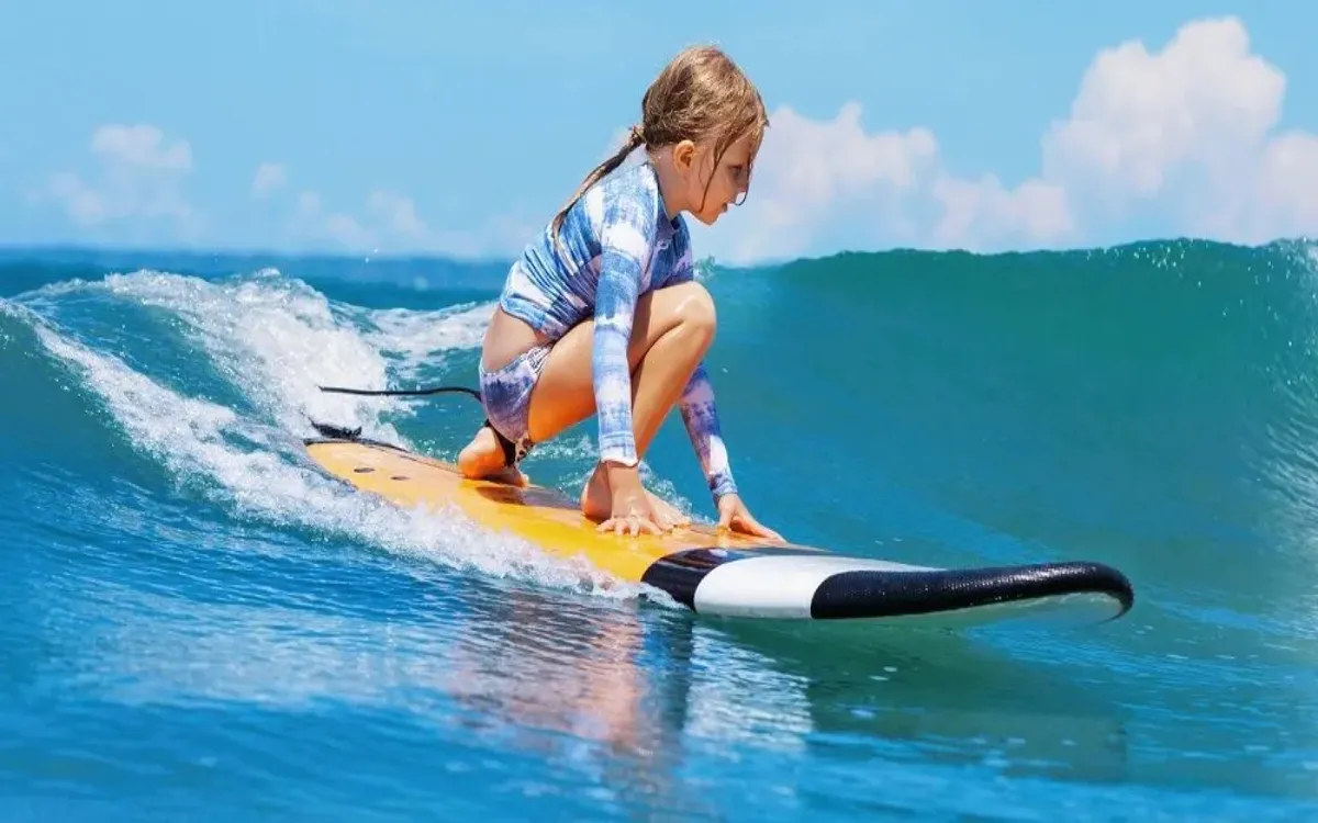 Best-Surfing-Lessons-In-Waikiki-Beach-fotor-202508143597