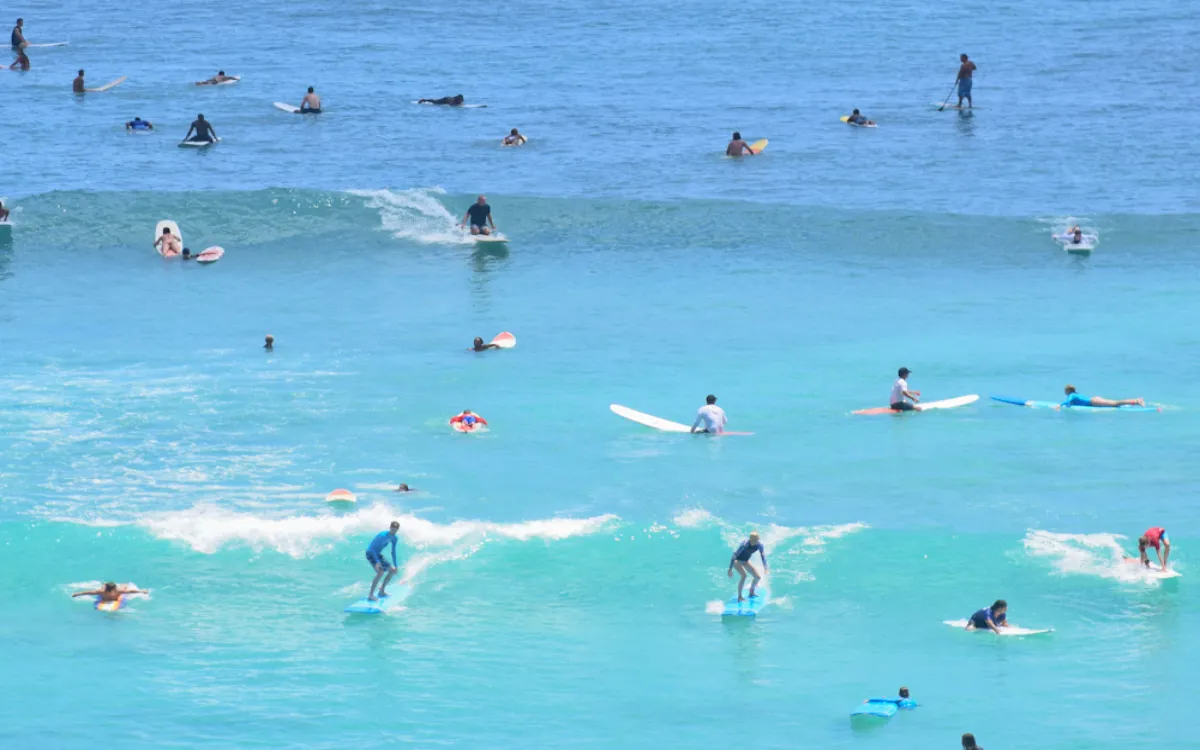 canoes-surf-waikiki-fotor-2025081435940