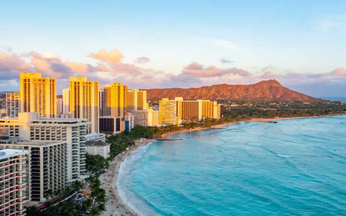 Hawaii_Oahu_Kahanamoku-Beach_shutterstock_1172929387-fotor-20250826234050