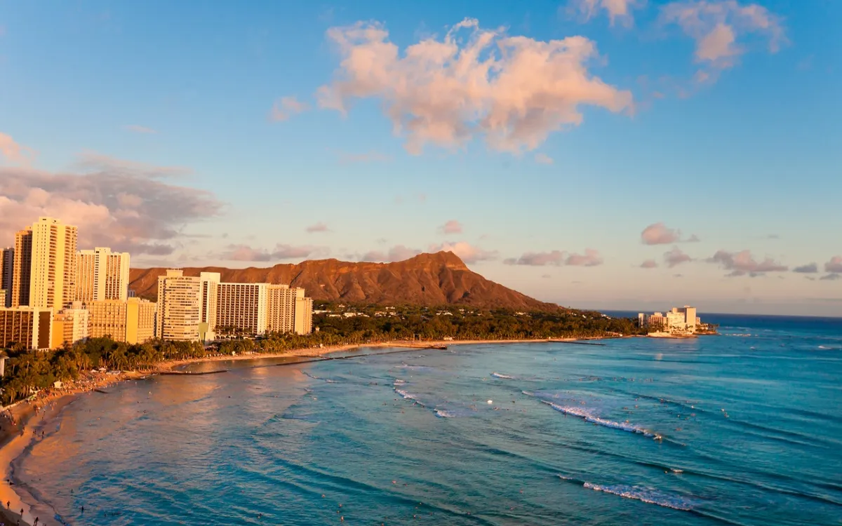 Hawaii_Oahu_Waikiki-Beach_shutterstock_139755355-fotor-202508133527