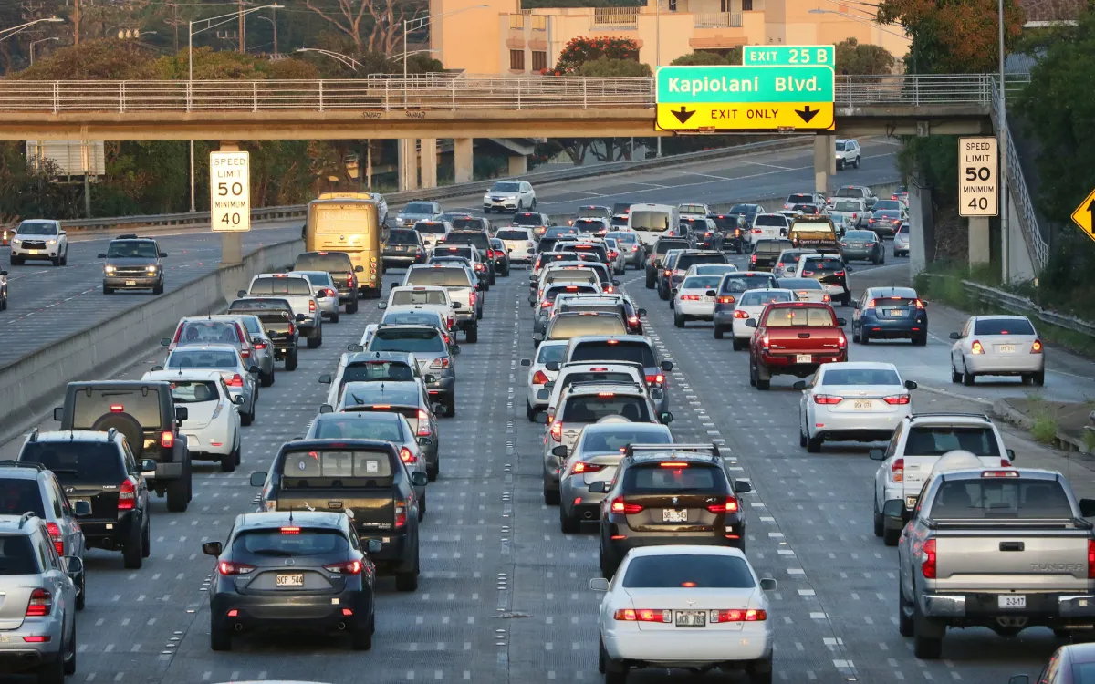 Honolulu-Freeway-traffic-Kapiolani-Blvd-offramp-fotor-2025081532520