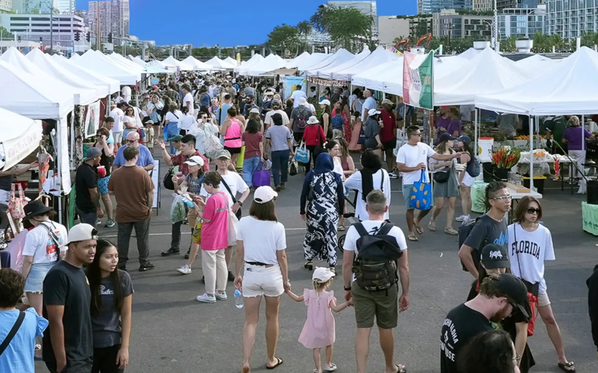 Kakaako-Farmers-Market_54_990x660-fotor-2025081741615