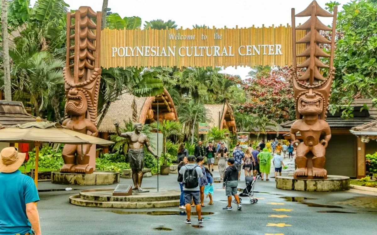 Polynesian-Cultural-Center-Entrance-and-Statue-Oahu-fotor-202508204446