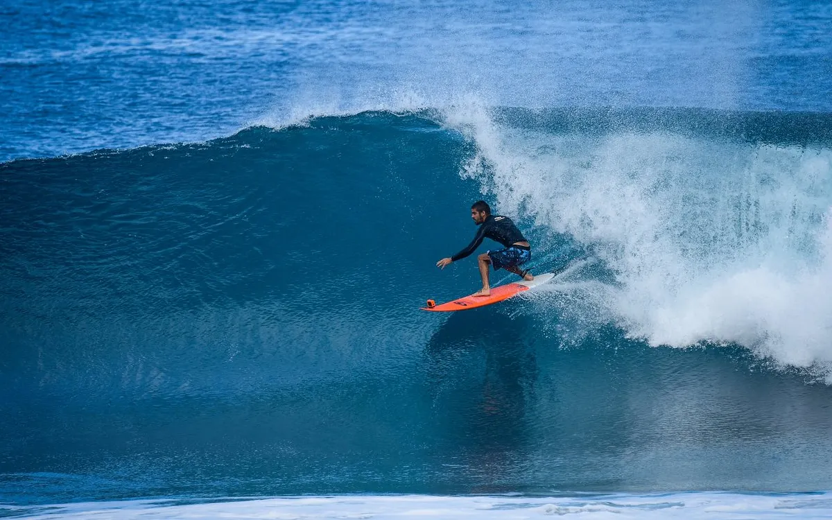 surfing-the-barrel-at-fotor-2025073003040